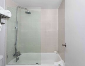 Bathroom with towels at Travelodge by Wyndham Fundamental.