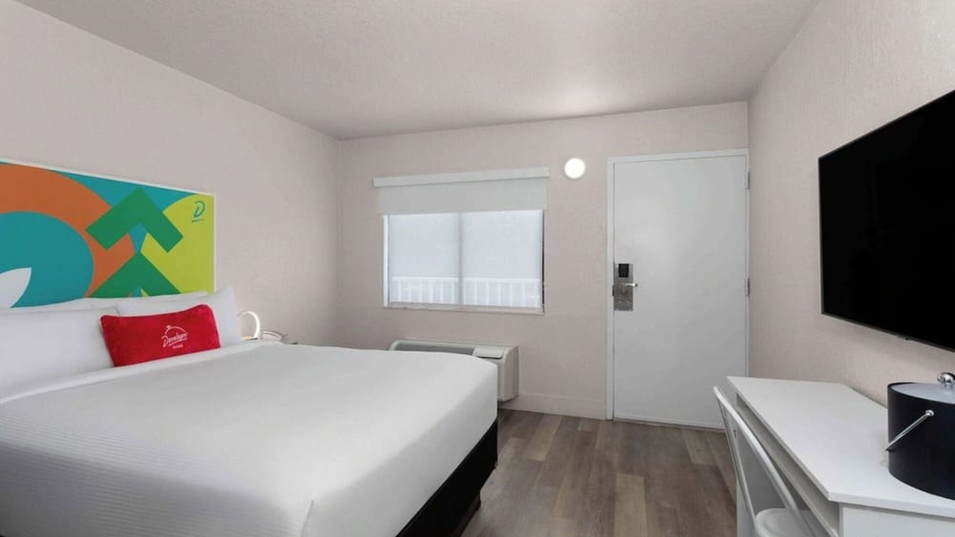 Day room with workspace at Travelodge by Wyndham Fundamental.