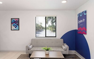 Lobby with comfortable seating at Howard Johnson by Wyndham Highway.