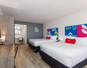 Day room with workspace at Howard Johnson by Wyndham Highway.