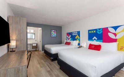 Day room with workspace at Howard Johnson by Wyndham Highway.