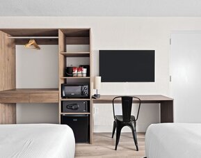 Day room with workspace at Howard Johnson by Wyndham Highway.