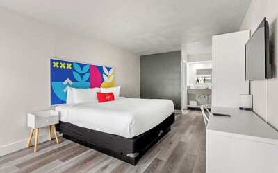 Day room with workspace at Baymont by Wyndham Maingate.
