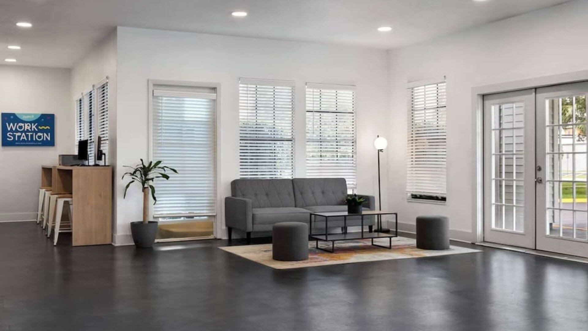 Lobby area with couch and a work station at Baymont by Wyndham Maingate.