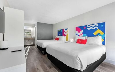 Day room with workspace at Baymont by Wyndham Maingate.