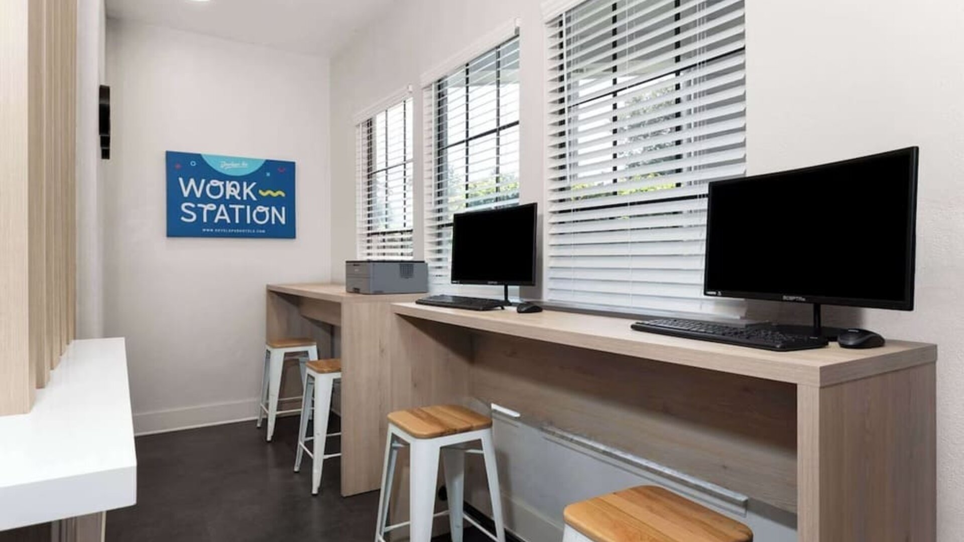 Work station at Baymont by Wyndham Maingate.