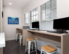 Work station at Baymont by Wyndham Maingate.