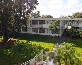 Exterior view of Baymont by Wyndham Maingate.