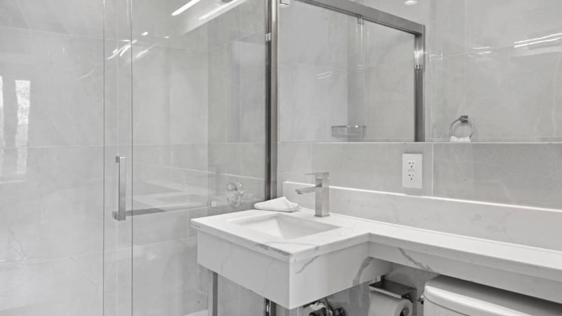 Modern bathroom with towels at Hotel 365 Bronx.