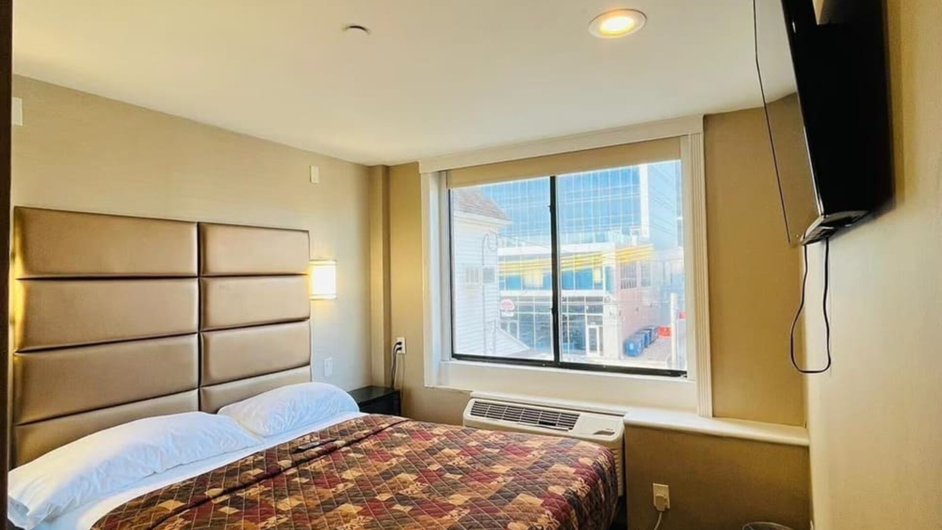 Day room with natural light at Hotel Key.