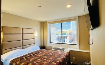 Day room with natural light at Hotel Key.