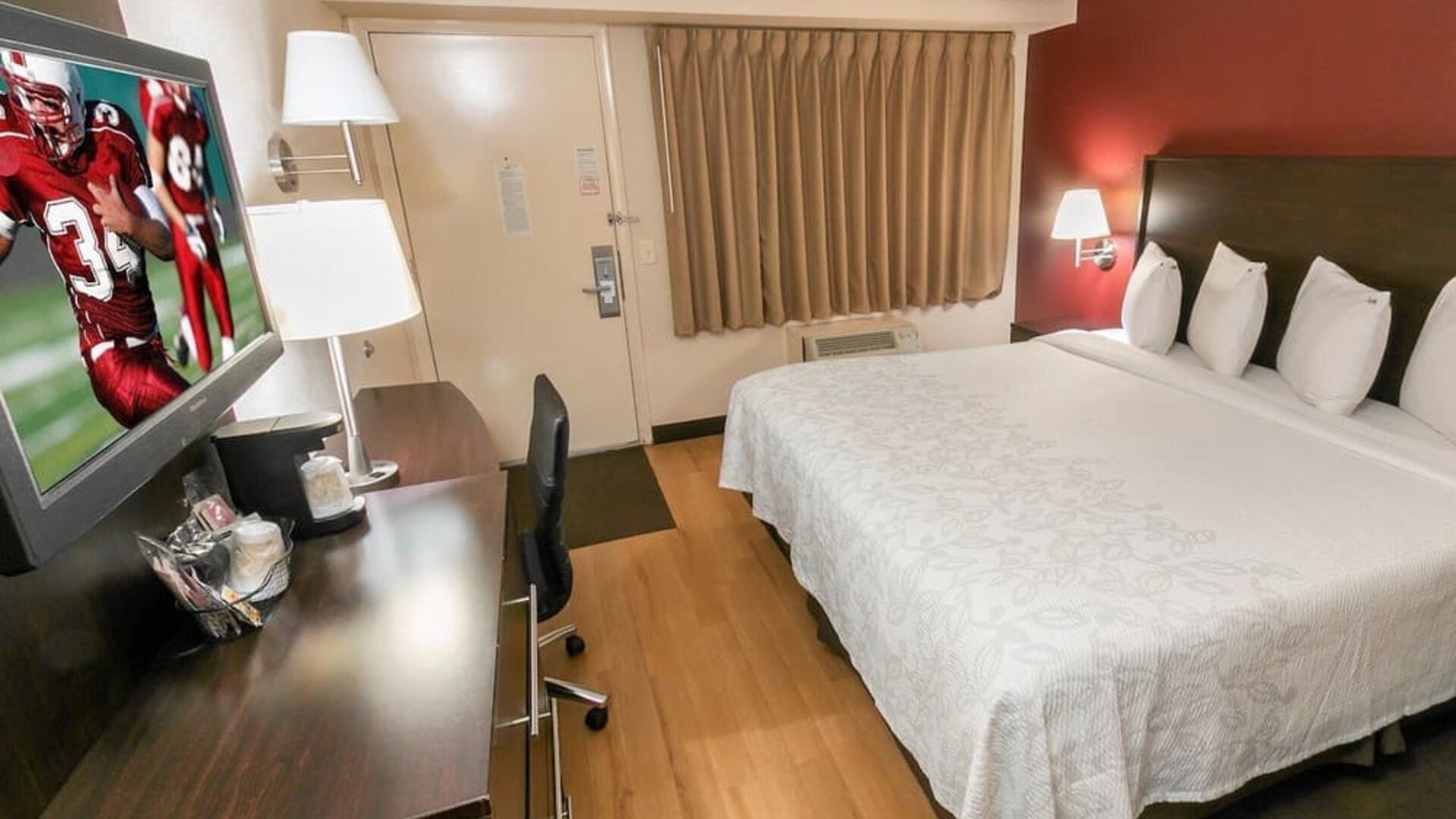 Day room with work station at Red Roof Inn PLUS+ Secaucus - Meadowlands - NYC.