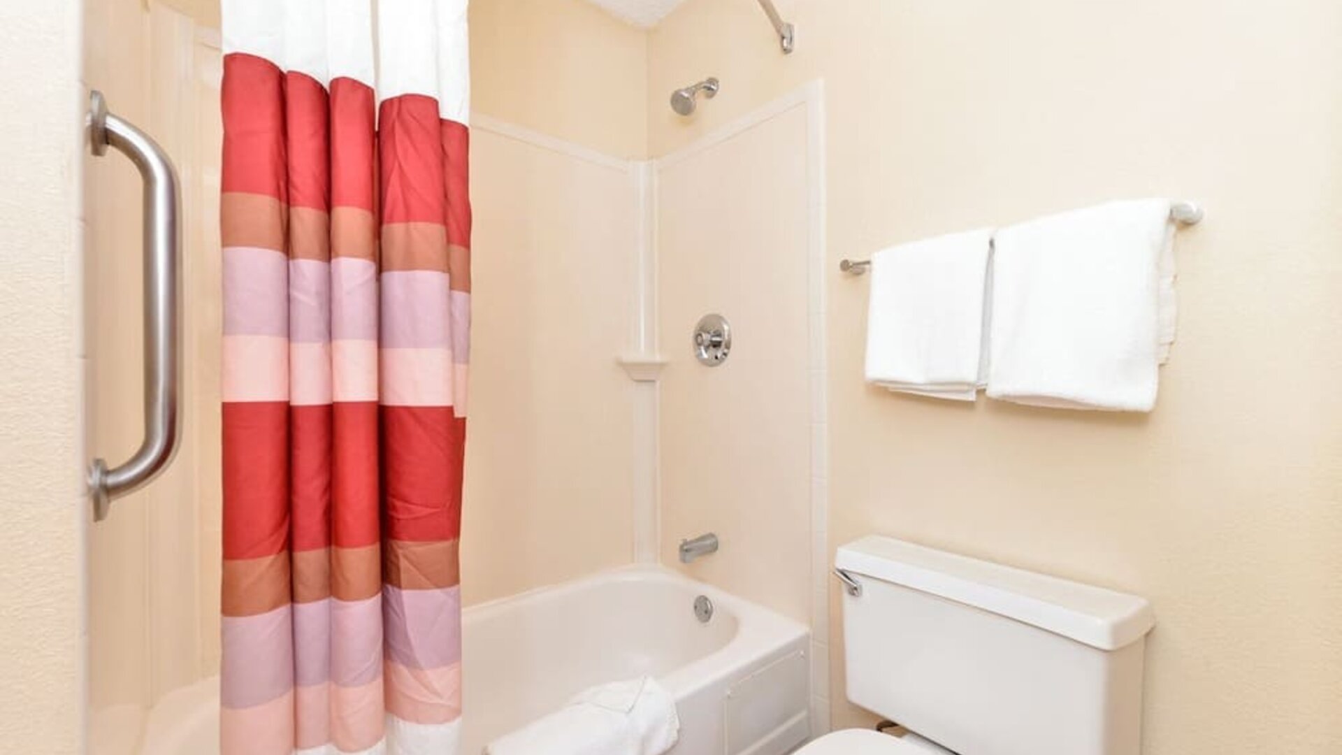 Bathroom with towels at Red Roof Inn PLUS+ Secaucus - Meadowlands - NYC.