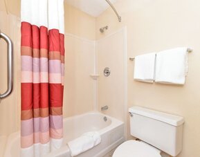 Bathroom with towels at Red Roof Inn PLUS+ Secaucus - Meadowlands - NYC.