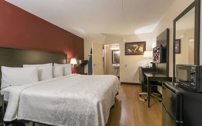Day room with work station at Red Roof Inn PLUS+ Secaucus - Meadowlands - NYC.