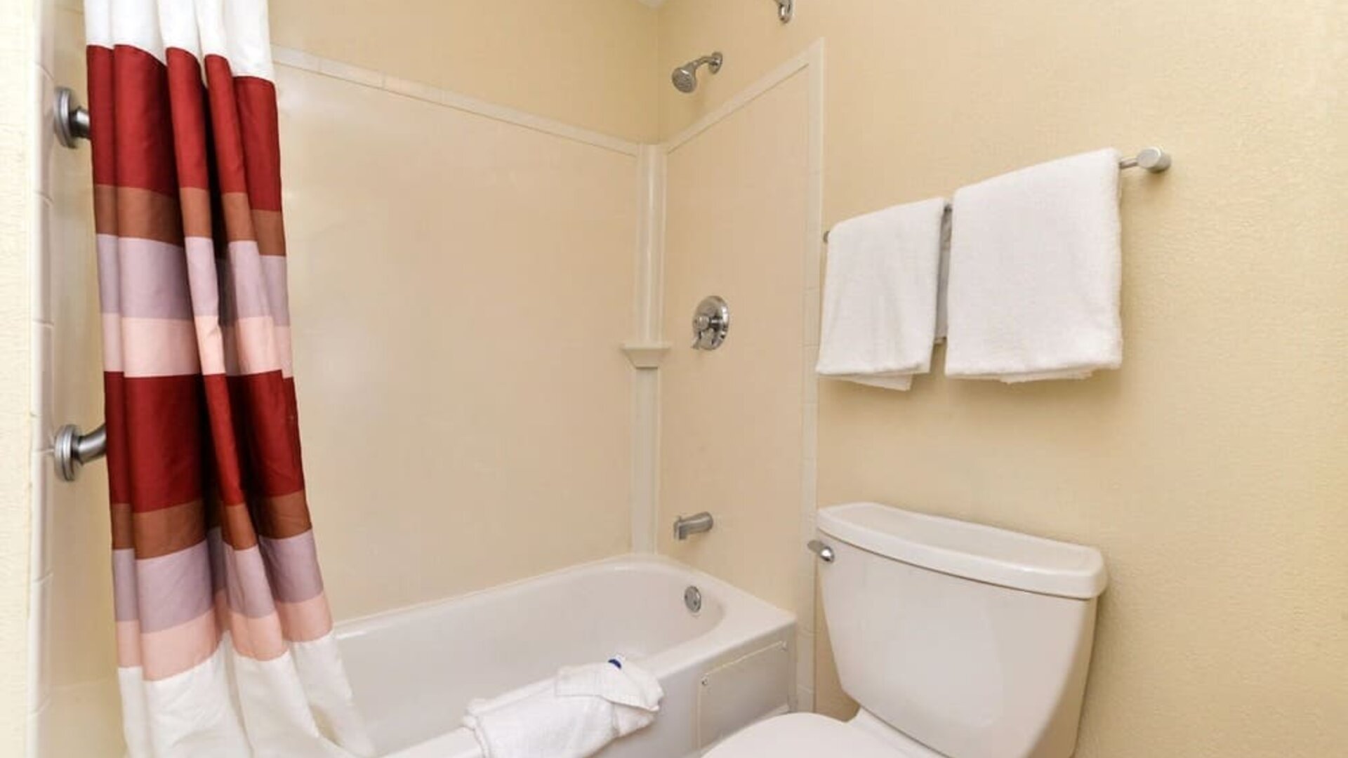 Bathroom with towels at Red Roof Inn PLUS+ Secaucus - Meadowlands - NYC.