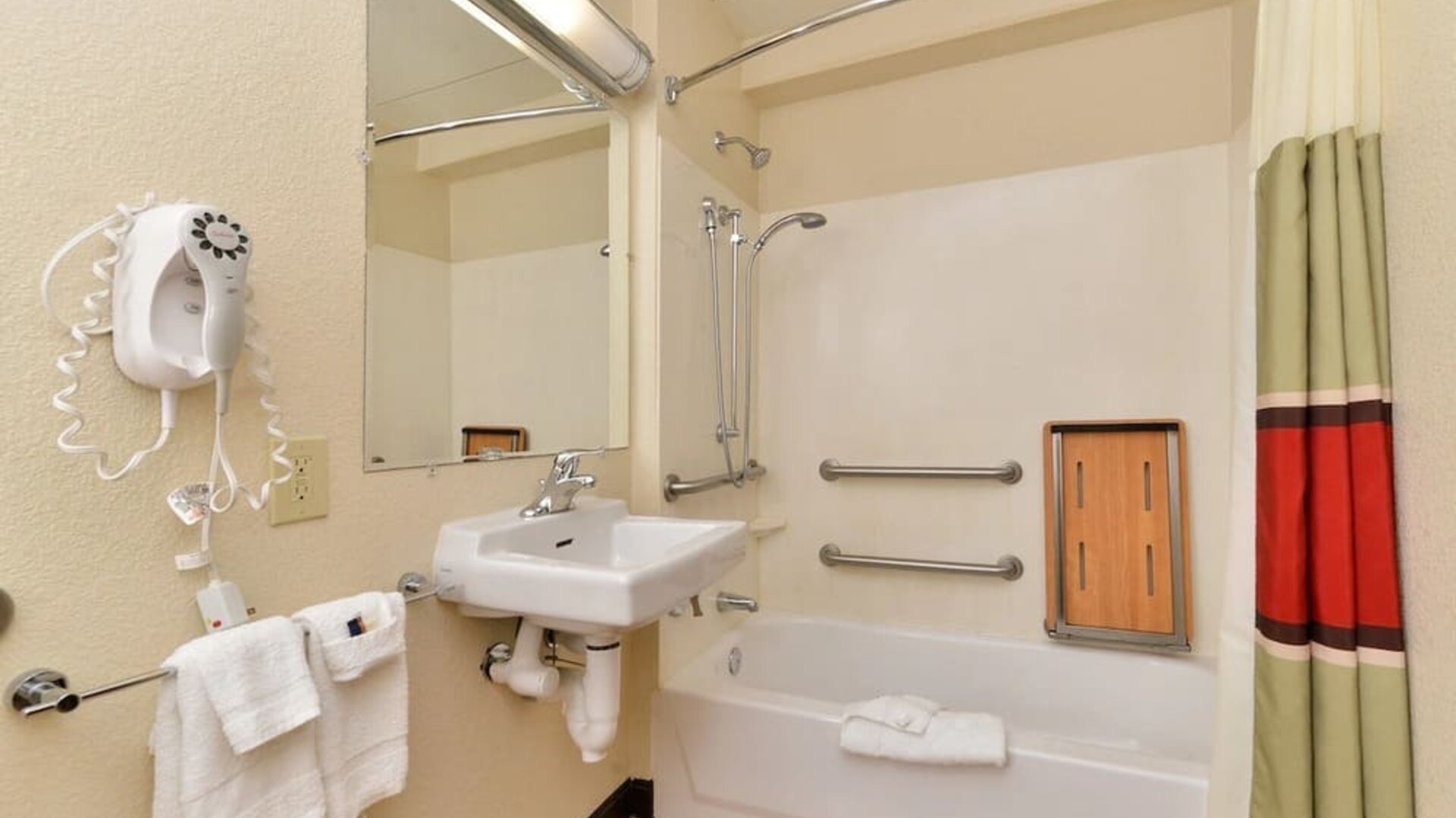 Bathroom with towels at Red Roof Inn PLUS+ Secaucus - Meadowlands - NYC.