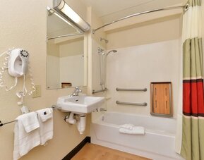 Bathroom with towels at Red Roof Inn PLUS+ Secaucus - Meadowlands - NYC.