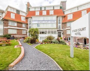 Exterior view of Stade Court Hotel.