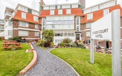 Exterior view of Stade Court Hotel.