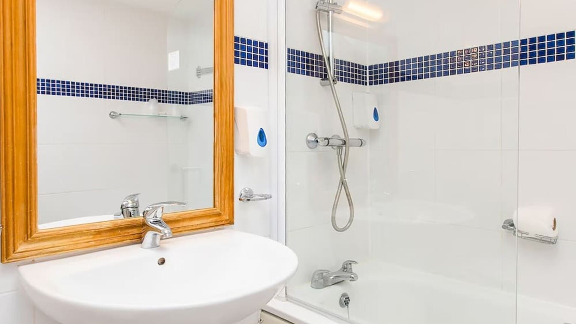 Bathroom at Stade Court Hotel.