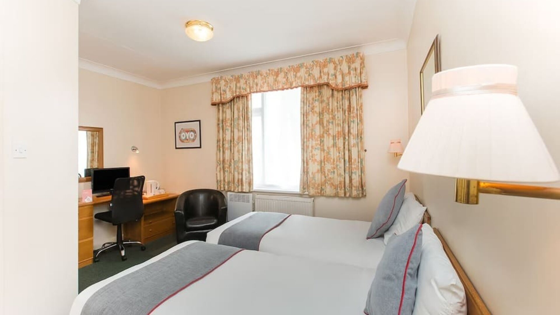 Day room with workspace and a couch at Stade Court Hotel.