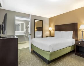 Day room with ensuite at Best Western Fort Lee.