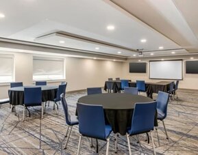 Meeting room at Holiday Inn Express Chicago - Downers Grove.