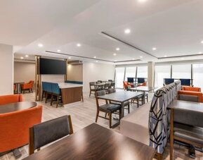 Restaurant at Holiday Inn Express Chicago - Downers Grove.