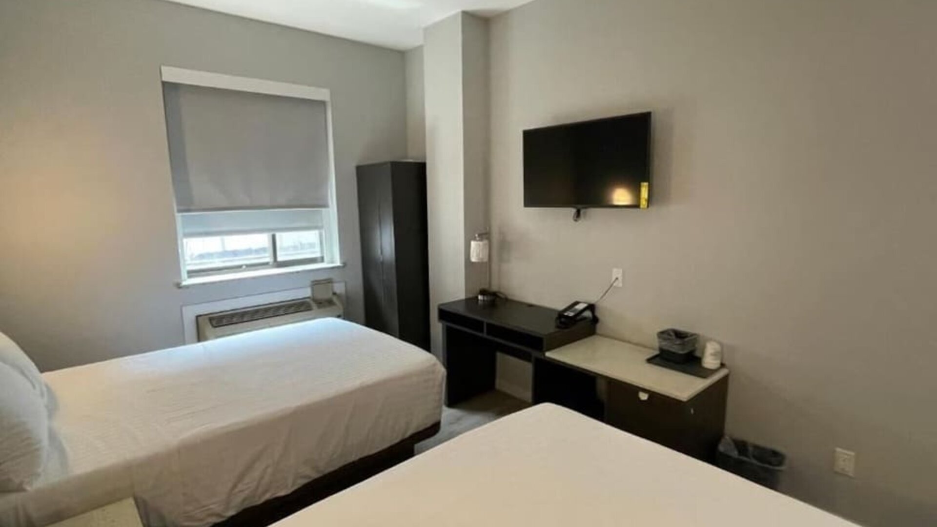 Day use twin room with workspace at King Hotel Brooklyn.