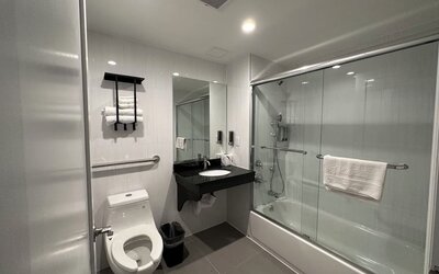 Bathroom at Regal Inn & Suites New York.