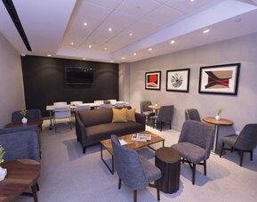 Lounge and meeting area with seating, tables, and contemporary décor at Edge Hotel NYC.