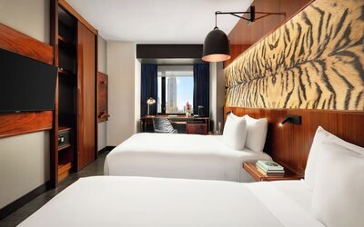 Double room with two beds, modern décor, and workspace at Hotel Hendricks.