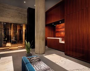 Reception area with contemporary design and check-in desk at Hotel Hendricks.