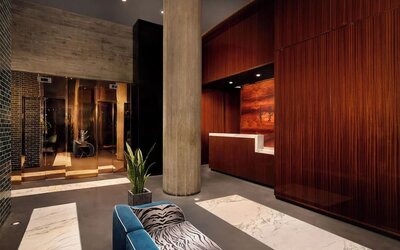 Reception area with contemporary design and check-in desk at Hotel Hendricks.
