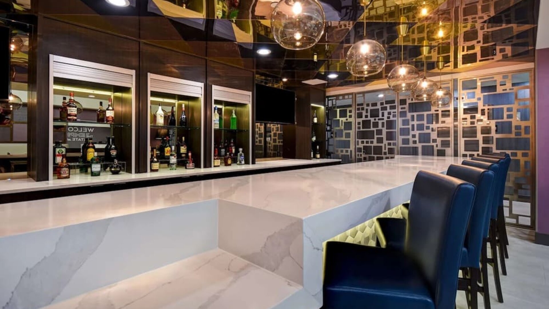 Cozy hotel bar at Hampton Inn NY-JFK.