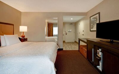 King room with TV and private bathroom at Hampton Inn NY-JFK.