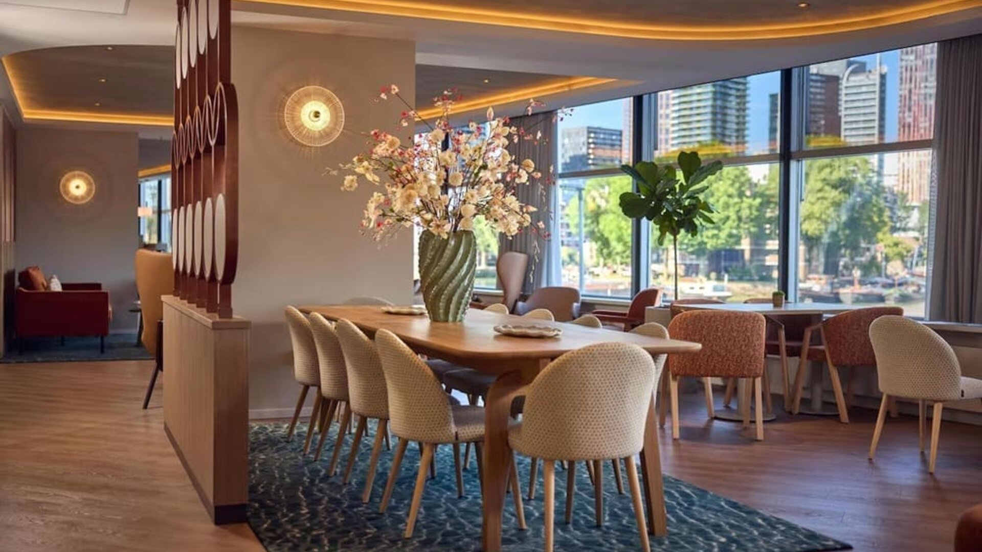 Dining room with natural light at Haven Hotel Rotterdam.