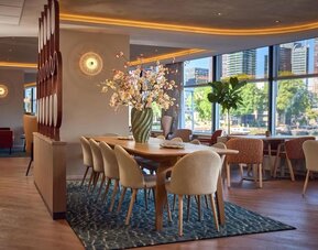 Dining room with natural light at Haven Hotel Rotterdam.