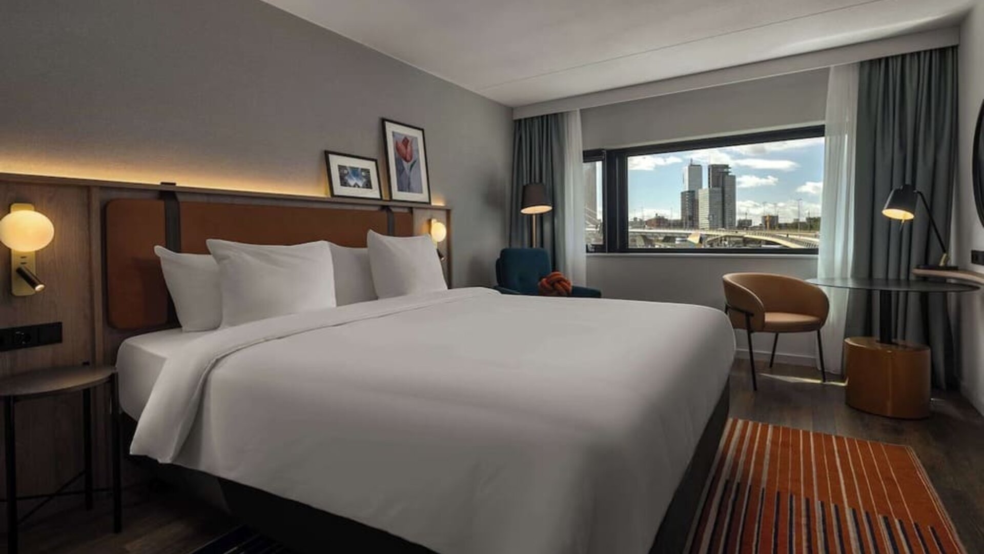 Day use room with natural light at DoubleTree By Hilton Rotterdam Centre.