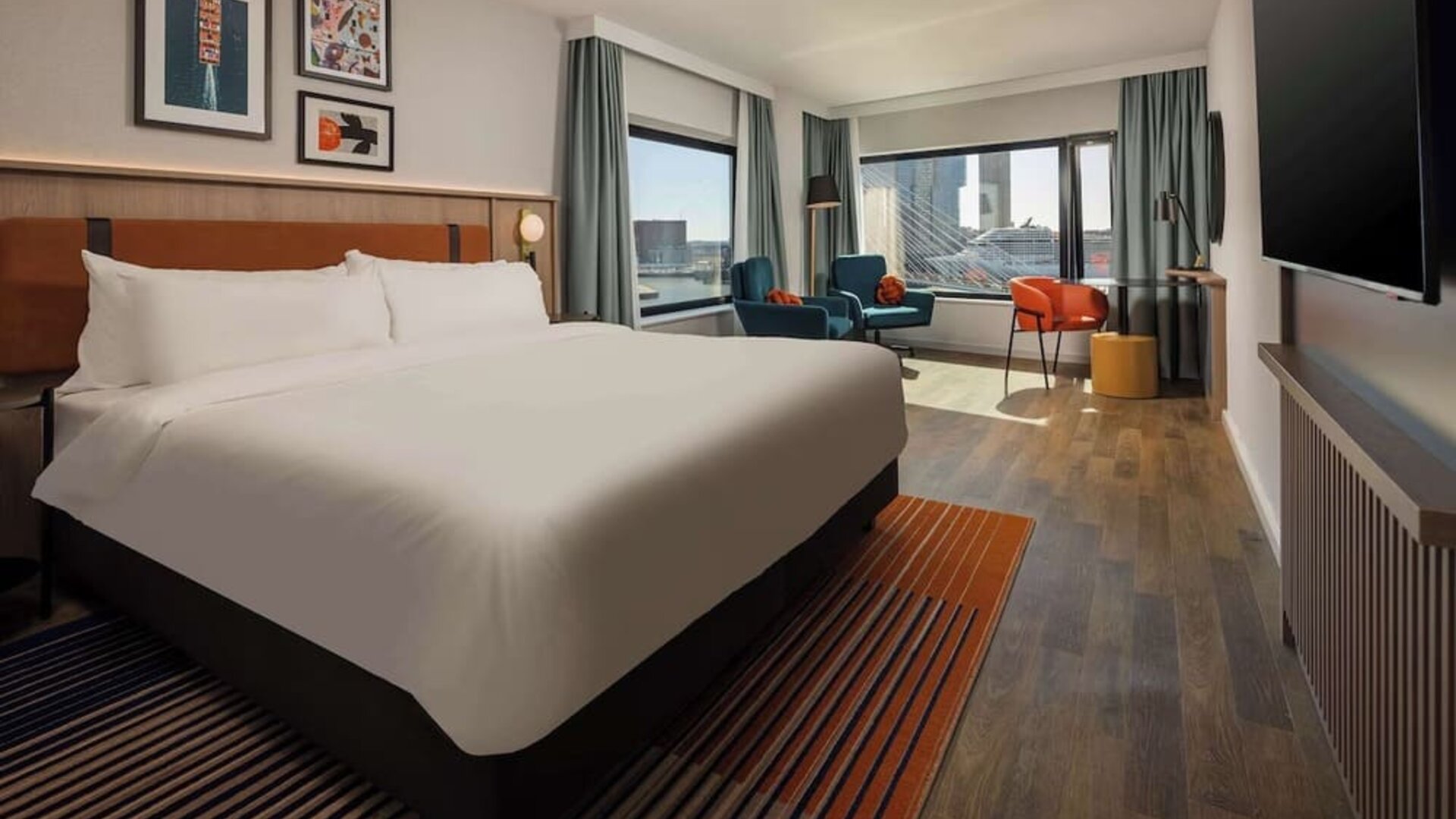 Day use room with natural light and TV at DoubleTree By Hilton Rotterdam Centre.