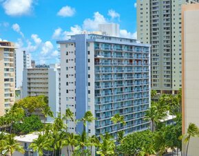 Exterior view of Courtyard Waikiki Beach hotel building.
