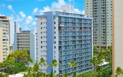 Exterior view of Courtyard Waikiki Beach hotel building.
