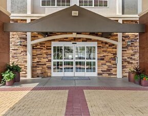 Front entrance with covered drop-off area at La Quinta Inn & Suites By Wyndham Houston Energy Corridor.