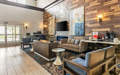 Stylish hotel lobby with lounge seating and fireplace at La Quinta Inn & Suites By Wyndham Houston Energy Corridor.