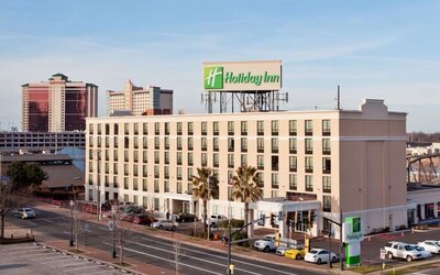 Exterior view of Holiday Inn Downtown Shreveport in the city center.