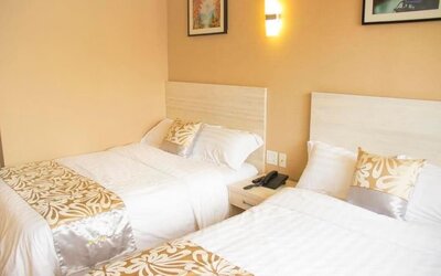 Double-bed guest room with warm lighting and contemporary furnishings at Phoenix Hotel Brooklyn Sunset Park.