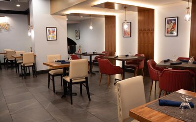 The Roslyn, Tapestry Collection by Hilton
