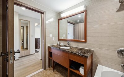 Ramada by Wyndham Flushing Queens