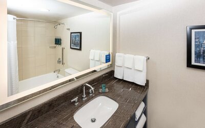 DoubleTree by Hilton Hotel Newark Airport